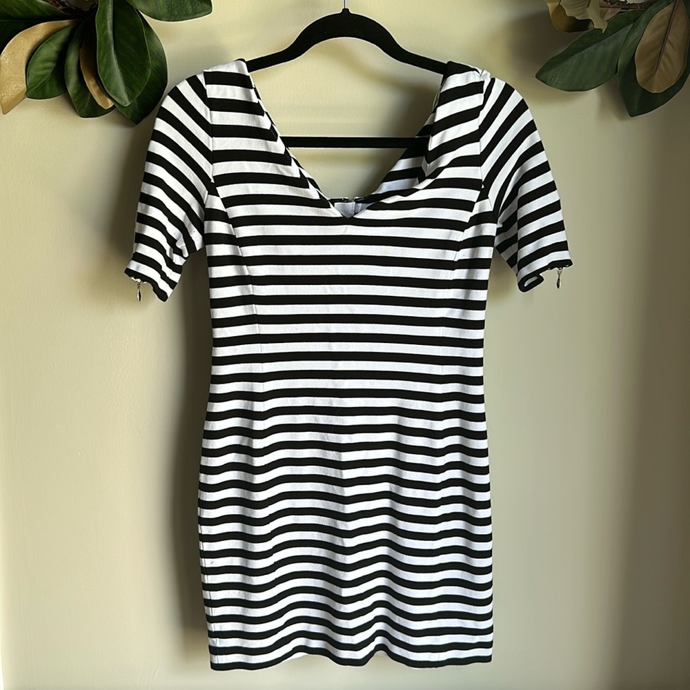 BANANA REPUBLIC WHITE WITH BLACK STRIPES V NECK DRESS IN SIZE 6